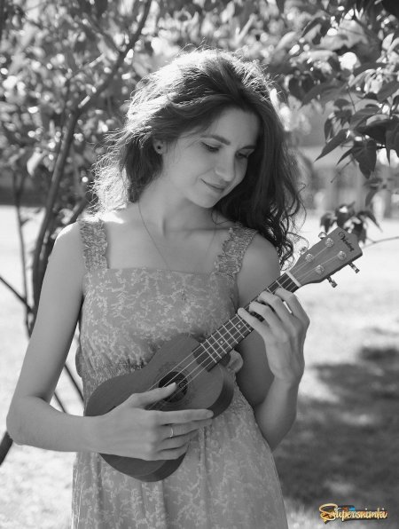 Девушка с укулеле