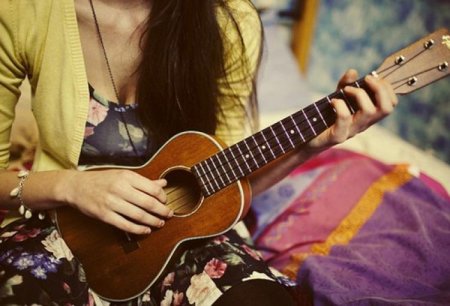 Девушка с укулеле
