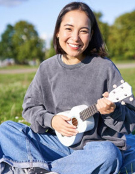 Человек играет на укулеле