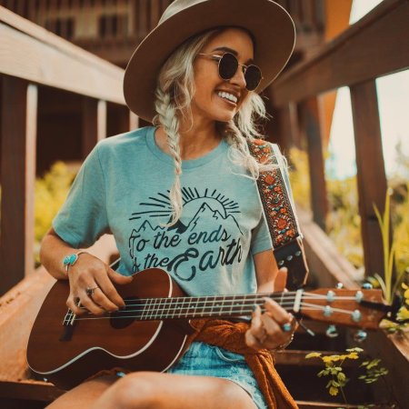 Девушка с укулеле