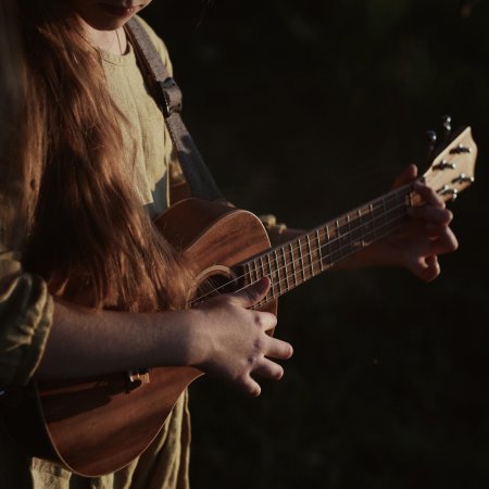 Девушка с укулеле