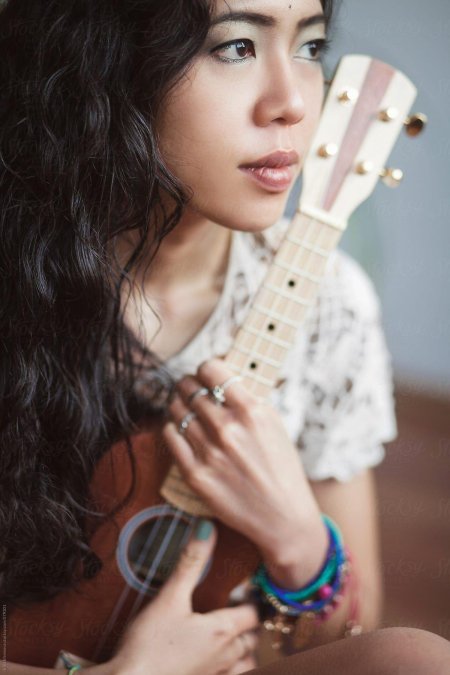 Девушка с укулеле