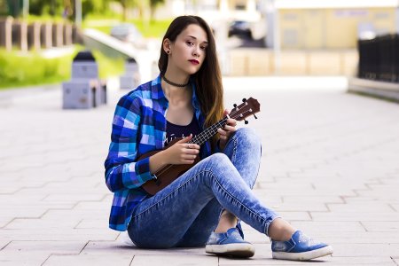 Девушка с укулеле