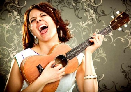 Девушка с укулеле