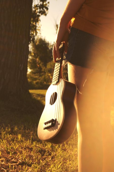 Девушка с укулеле