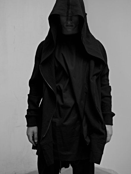 Человек в плаще с капюшоном