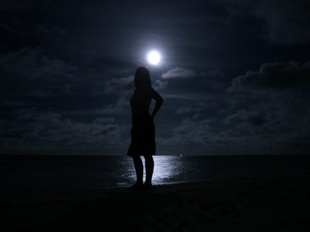 Девушка в лунном свете