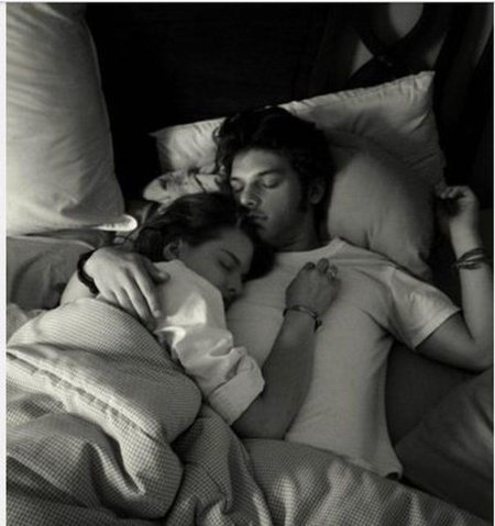 Мужчина и женщина спят в обнимку