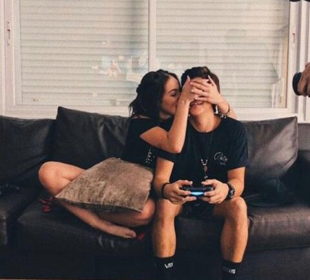 Парень и девушка дурачатся