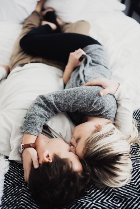 Пары в обнимку