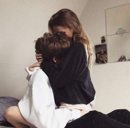 Девушки обнимаются