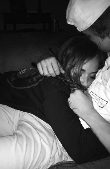 Девушка с парнем обнимаются без лица