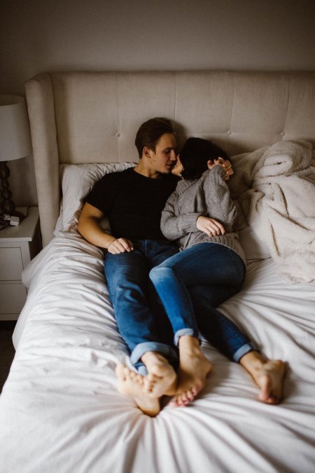 Парная фотосессия в кровати
