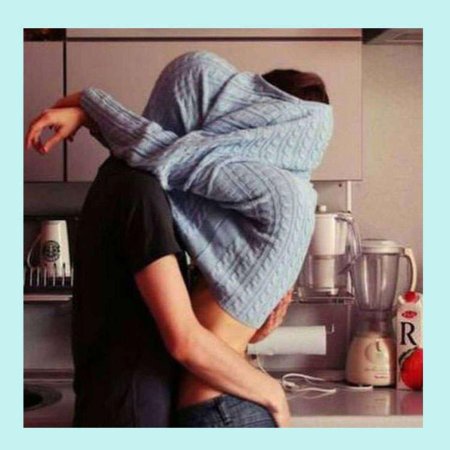 Объятия на кухне