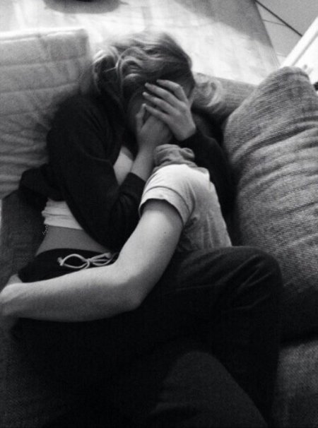 Парень с девушкой обнимаются без лица