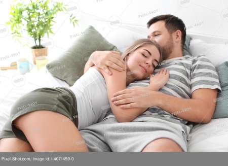 Пара обнимается в постели