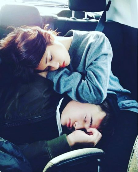 Парень лежит на коленях у девушки