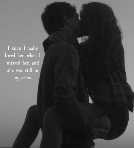 Парень обнимает девушку