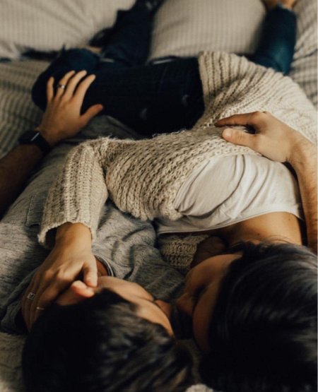 Пары в обнимку