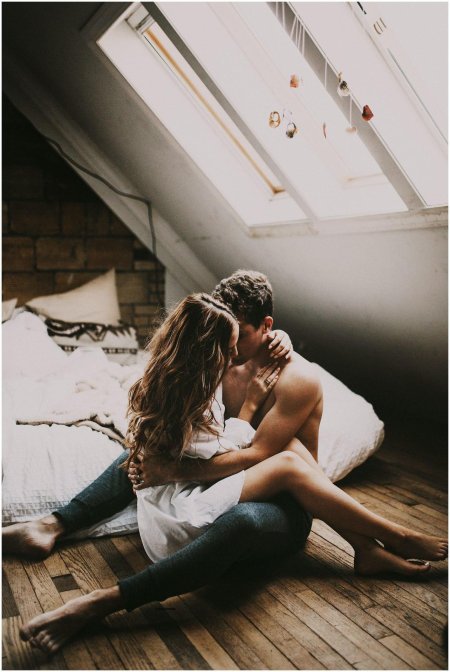 Пара обнимается на полу