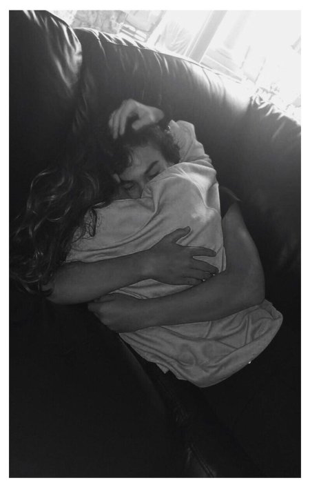 Пары обнимаются