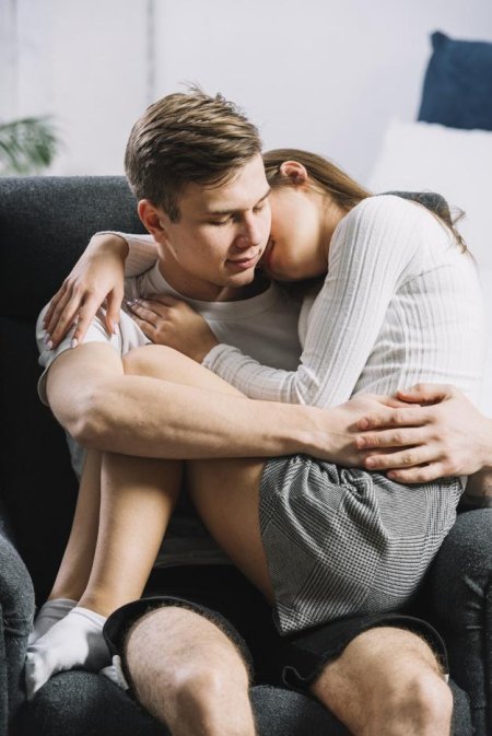 Девушка сидит на коленях у парня