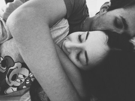 Обнимаются парень и девушка