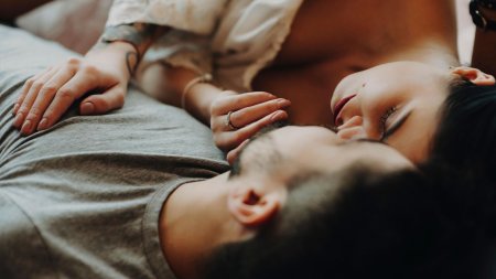 Пара лежит на кровати