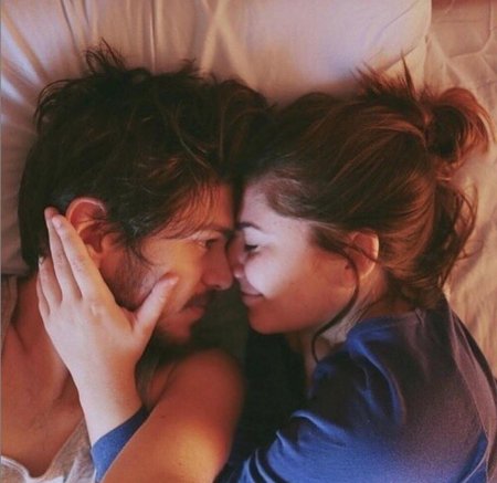 Влюбленные обнимаются