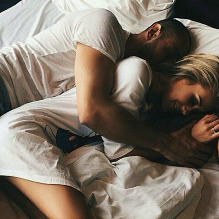 Обнимаются в постели