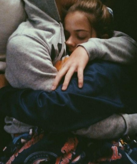 Пары подростков обнимаются