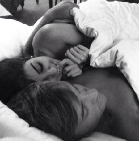 Девушка лежит на парне в обнимку