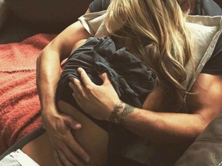 Обнимаются парень и девушка