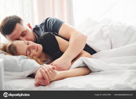 Пара лежит на кровати