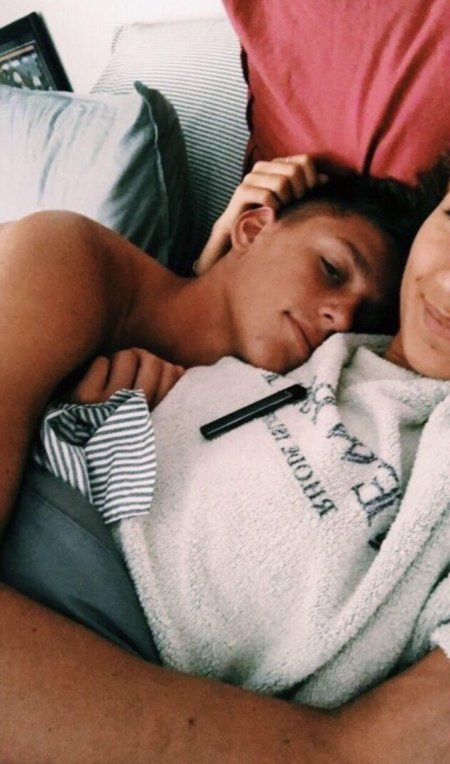 Милые пары подростков