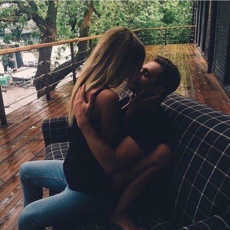 Парень и девушка в обнимку