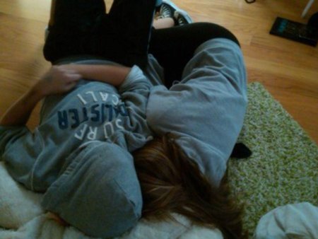 Девушка с парнем без лица