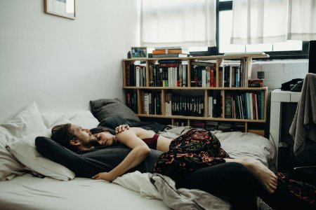 В обнимку лежат