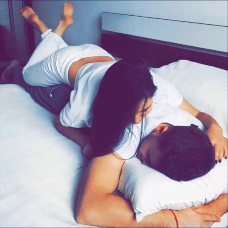 Пара спит в обнимку