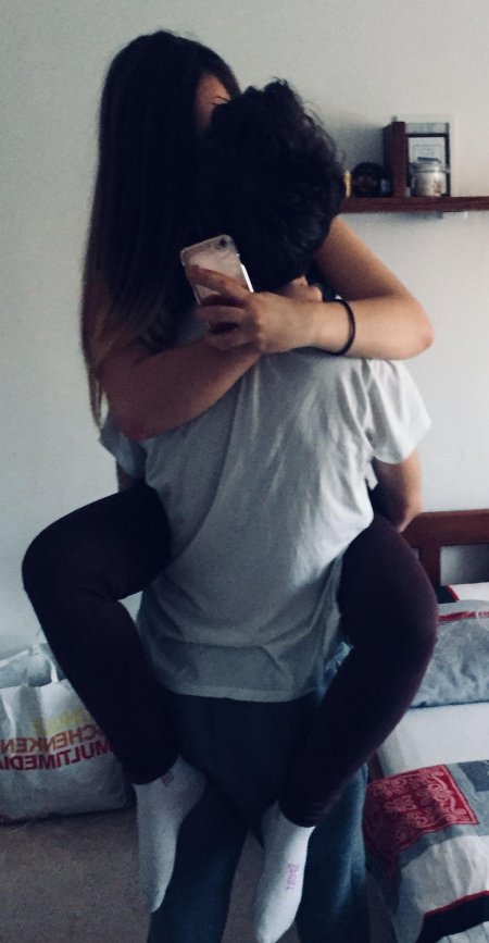 Девушка с парнем без лица