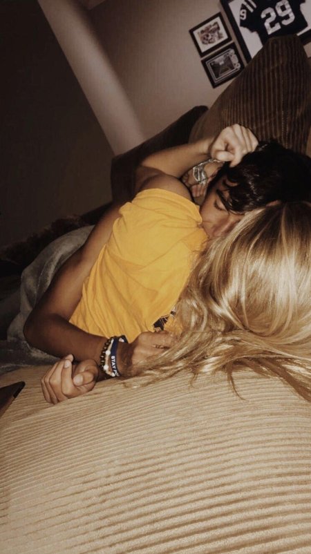 Девушка блондинка с парнем