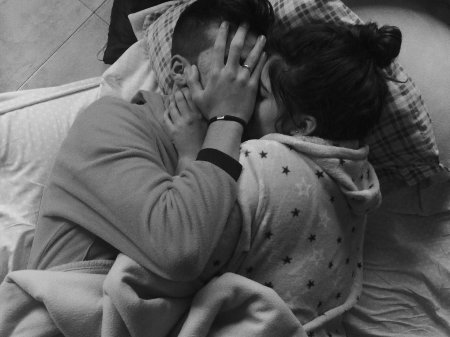 Пара обнимается без лиц