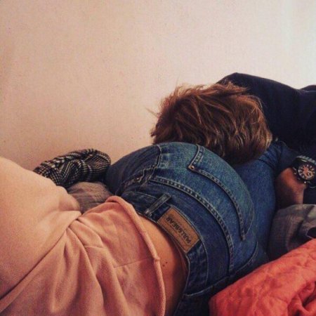 Парень лежит на попе девушки