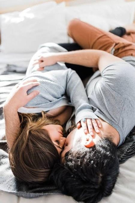 Пара лежит в обнимку