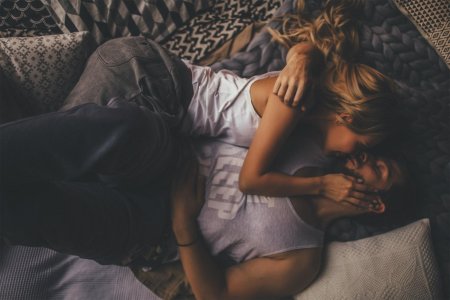 Объятия в постели