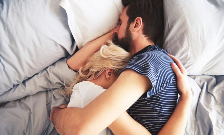 Обнимаются в постели