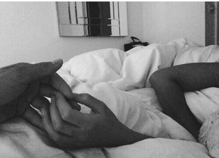 Парень с девушкой в постели селфи