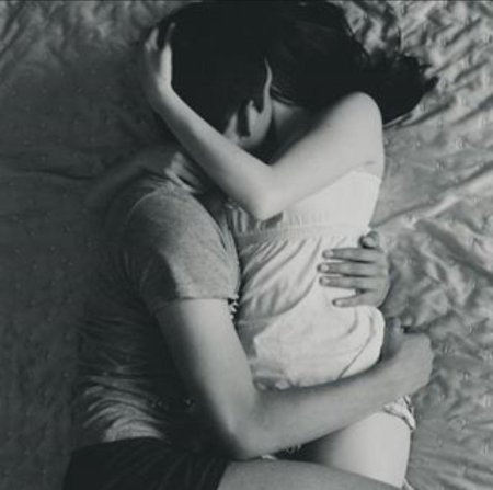 Парень обнимает девушку