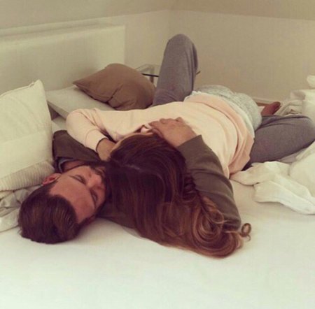 Пара лежит в обнимку