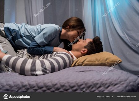 Парень и девушка лежат на кровати